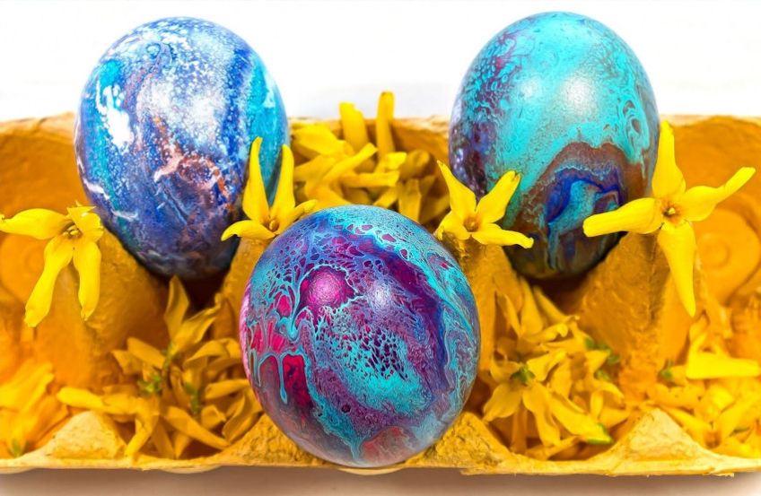 Paint pouring eggs